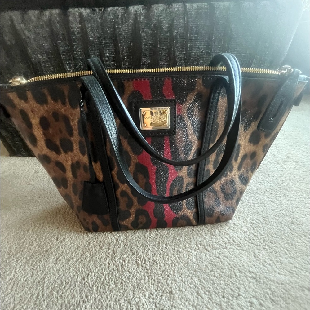 ♦️♦️♦️Dolce & Gabbana Leopard Print Tote with Red Accent♦️♦️♦️ mint condition..